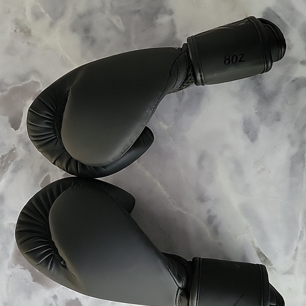 8oz. black Venum mma boxing gloves - Picture 4 of 5